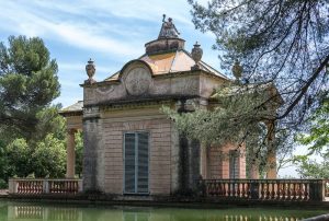 torretta davanti a specchio d'acqua