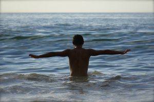 uomo fa il bagno in mare